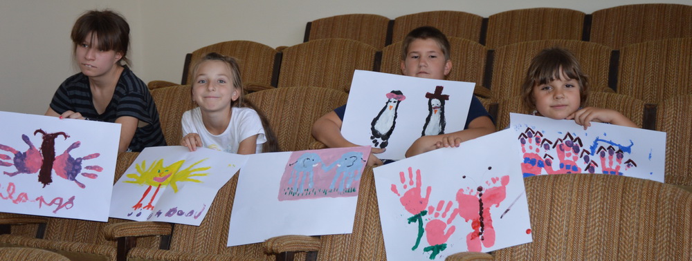 Kézzel-lábban festettek a gyerekek a közösségi házban